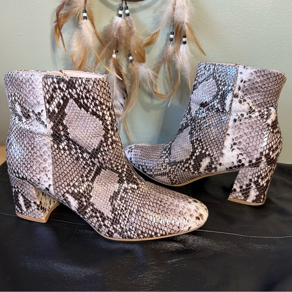 Chinese Laundry Brown Tan Cream Faux Snake Skin Ankle Boots